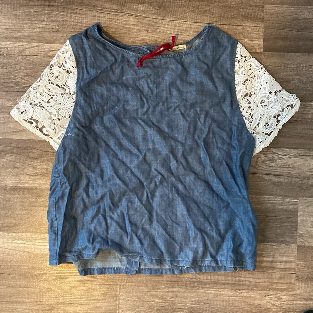 Blue shirt with lace sleeves